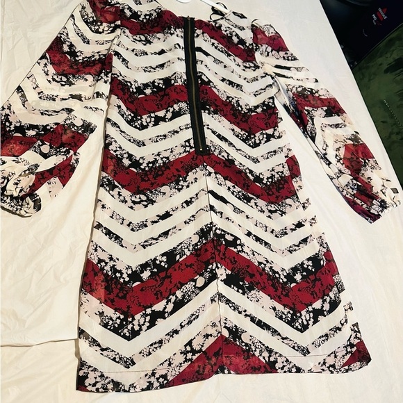 Dress 👗 Excellent condition size small chic and trendy - Picture 2 of 7